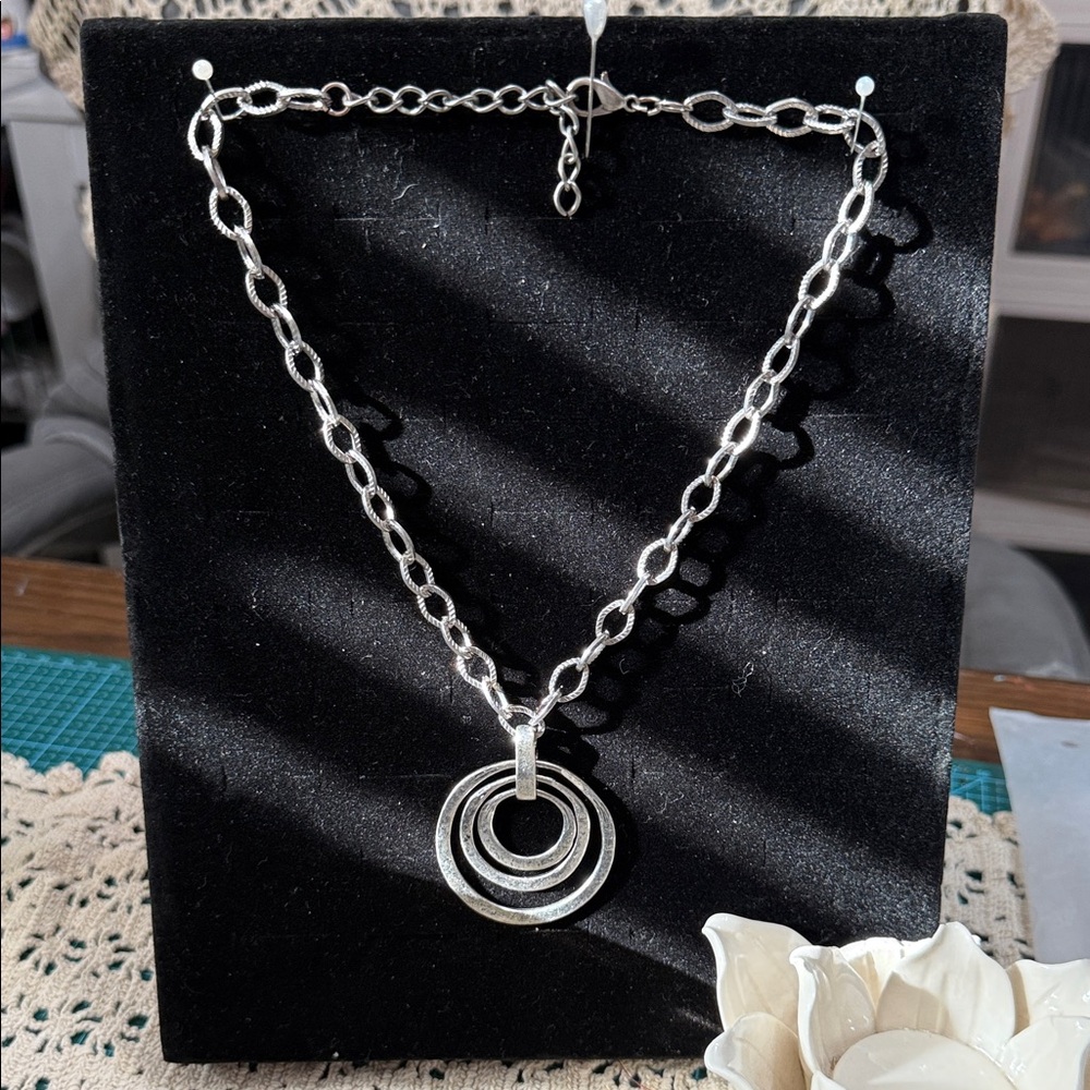 Chic Silver Necklace with Layered Pendant